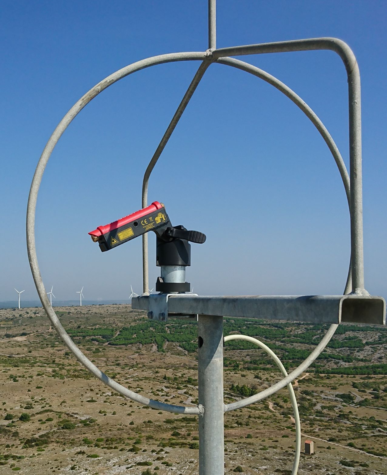 位置合わせカラーとレーザー位置合わせ工具を使用して風力タービン上に取り付けられたFT742-DM50超音波風センサー